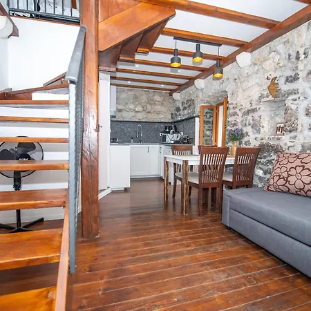 Apartamento Cool Stone House In The Old Town